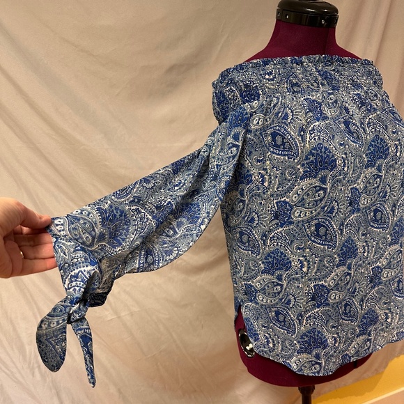 Michael Michael Kors sheer, cold shoulder blouse - Picture 4 of 7